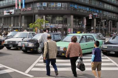 歩行者の横断を妨げるタクシー（京都駅前）